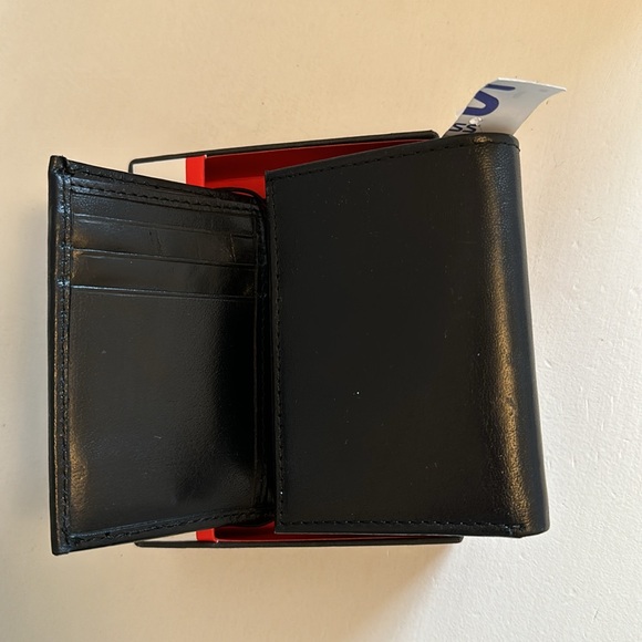 Guess genuine leather wallet - Picture 2 of 3